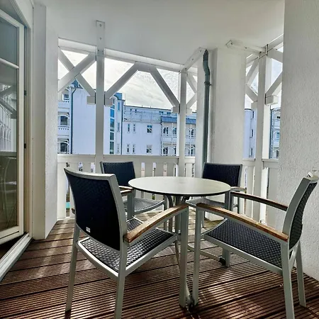 Stilvoll Eingerichtete Mit Grossem Balkon In *
